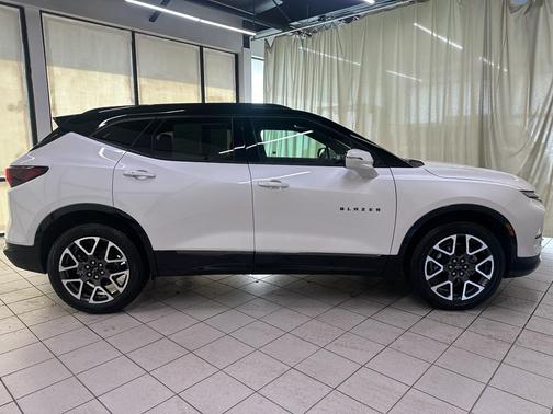 Iridescent Pearl Tricoat 2025 Chevrolet Blazer RS