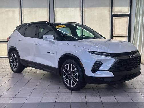 Iridescent Pearl Tricoat 2025 Chevrolet Blazer RS