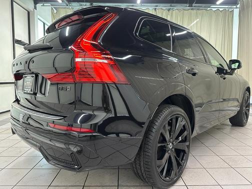 2024 Volvo XC60 B5 Ultimate Black Edition