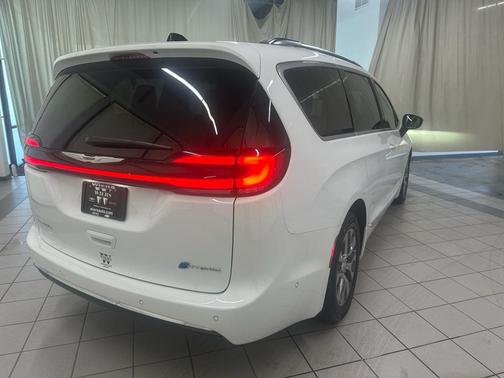 Bright White Clearcoat 2025 Chrysler Pacifica L