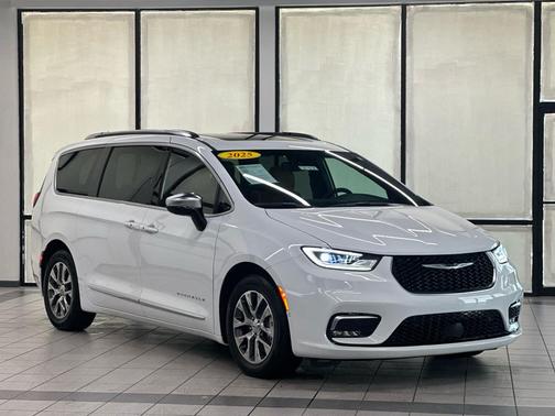 Bright White Clearcoat 2025 Chrysler Pacifica L