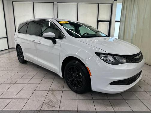 2022 Chrysler Voyager LX