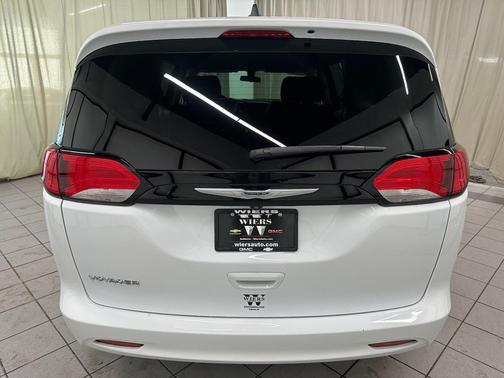 2022 Chrysler Voyager LX