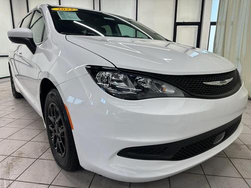 2022 Chrysler Voyager LX