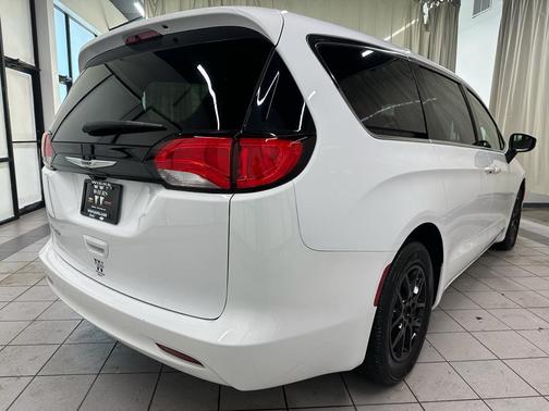 2022 Chrysler Voyager LX