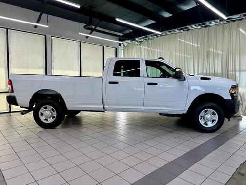 2023 RAM 3500 Tradesman Crew Cab 4x4 8' Box