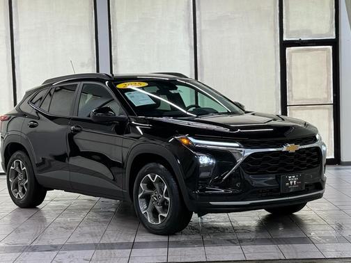 Mosaic Black Metallic 2025 Chevrolet Trax LT