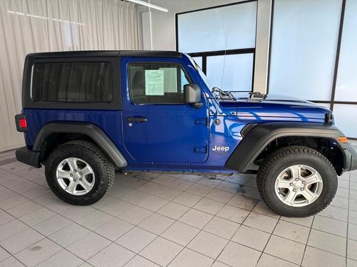Photo 4 of 31 of 2020 Jeep Wrangler Sport