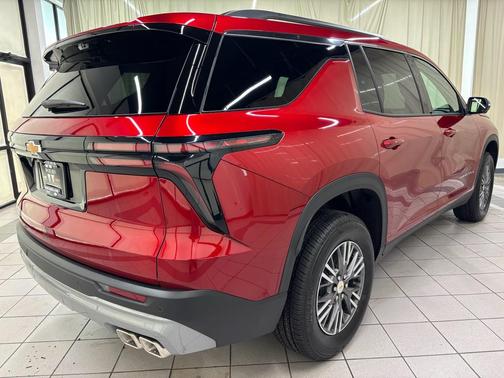 Radiant Red Tintcoat 2026 Chevrolet Traverse LT