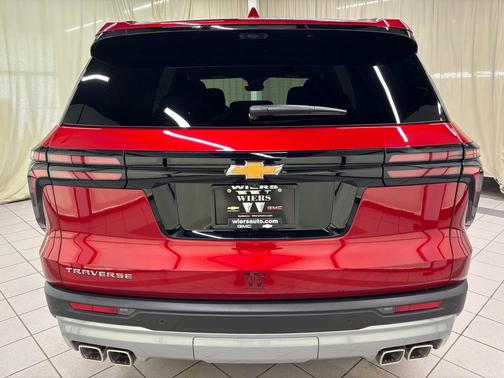 Radiant Red Tintcoat 2026 Chevrolet Traverse LT