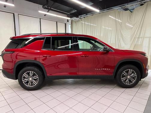 Radiant Red Tintcoat 2026 Chevrolet Traverse LT