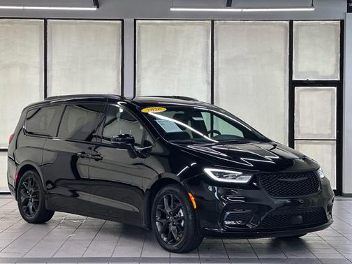 Diamond Black Crystal Pearlcoat 2026 Chrysler Pacifica Limited