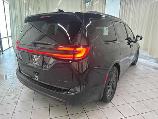 Diamond Black Crystal Pearlcoat 2026 Chrysler Pacifica Limited