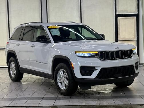 Bright White Clearcoat 2023 Jeep Grand Cherokee Laredo