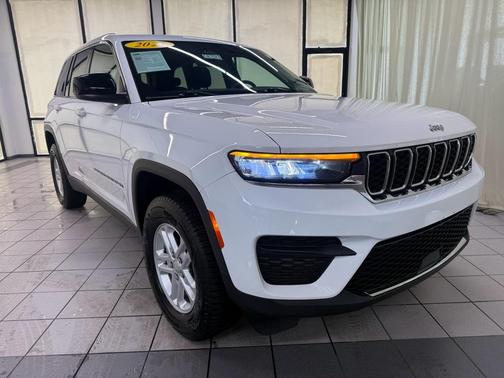 Bright White Clearcoat 2023 Jeep Grand Cherokee Laredo
