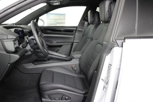 Ice Grey Metallic 2026 Porsche Macan 4