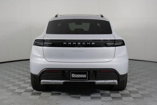 Ice Grey Metallic 2026 Porsche Macan 4