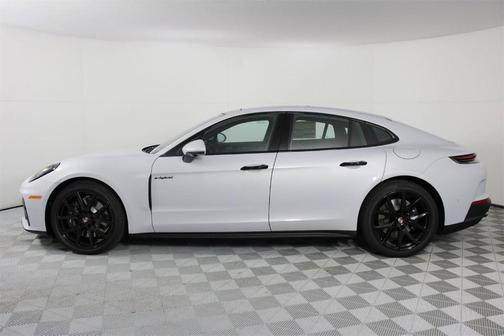 2026 Porsche Panamera 4