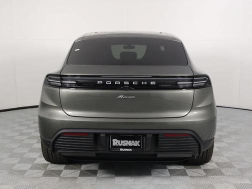 Aventurine Green Metallic 2026 Porsche Macan Base