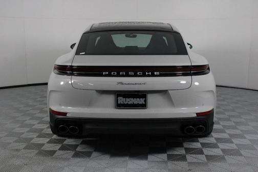 2026 Porsche Panamera 4