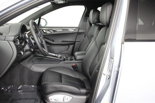 Dolomite Silver Metallic 2026 Porsche Macan