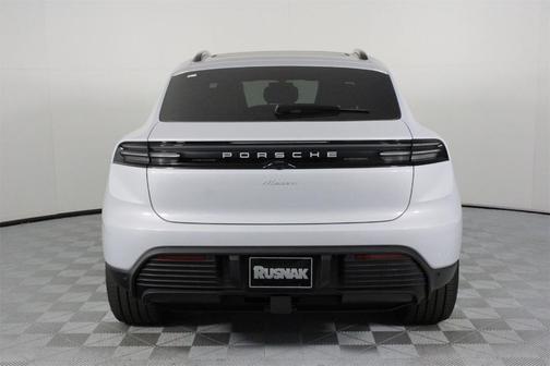 2025 Porsche Macan Base