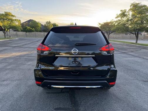 Magnetic Black 2018 Nissan Rogue S