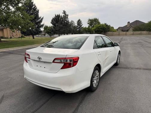 Super White 2014 Toyota Camry SE