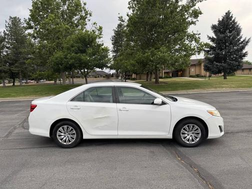 Super White 2014 Toyota Camry SE