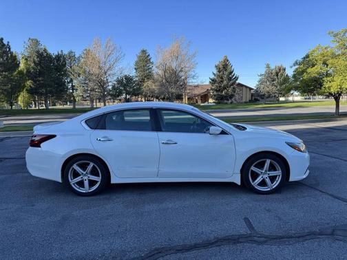 Pearl White 2017 Nissan Altima 2.5 SR