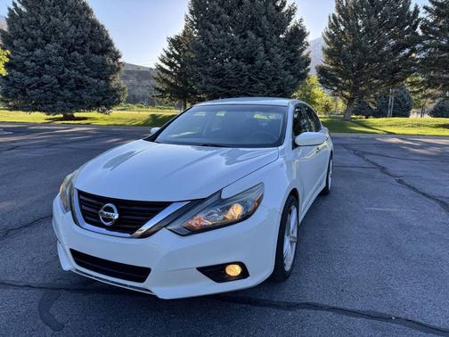 Pearl White 2017 Nissan Altima 2.5 SR