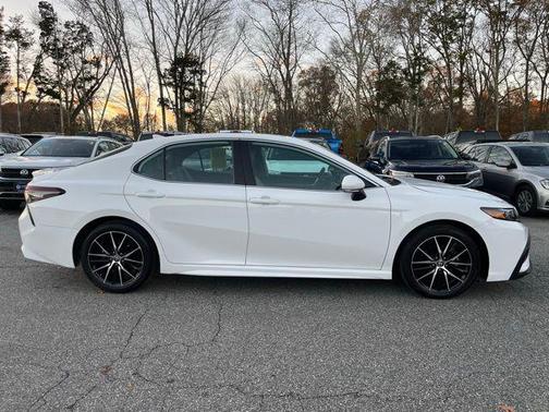 2024 Toyota Camry Hybrid SE