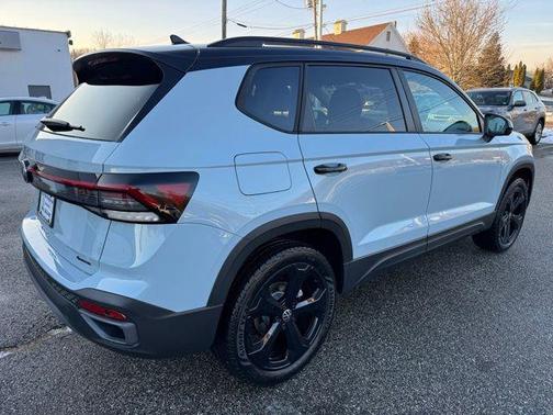 2026 Volkswagen Taos SE Black