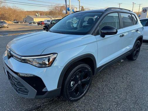 2026 Volkswagen Taos SE Black