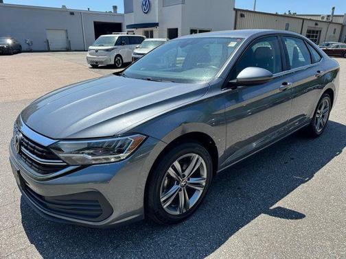 Gray 2022 Volkswagen Jetta 1.5T SE