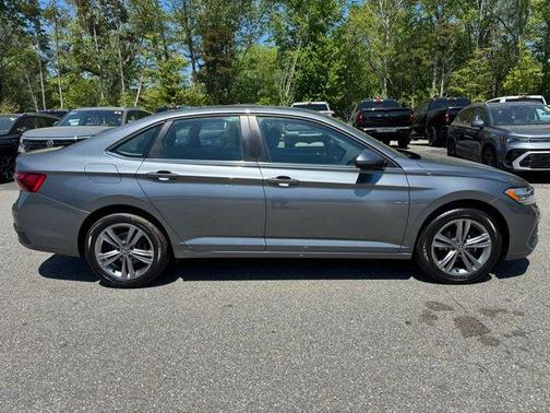 Gray 2022 Volkswagen Jetta 1.5T SE