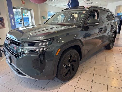 Green 2027 Volkswagen Atlas SE w/Technology