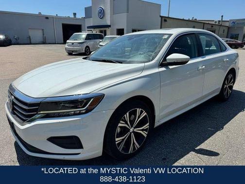 Pure White 2022 Volkswagen Passat 2.0T SE
