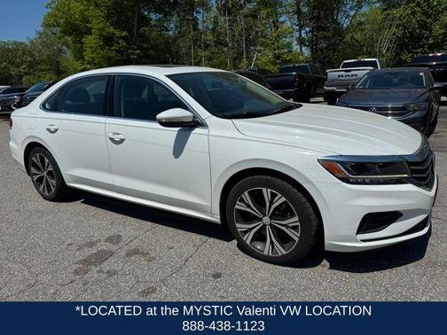Pure White 2022 Volkswagen Passat 2.0T SE