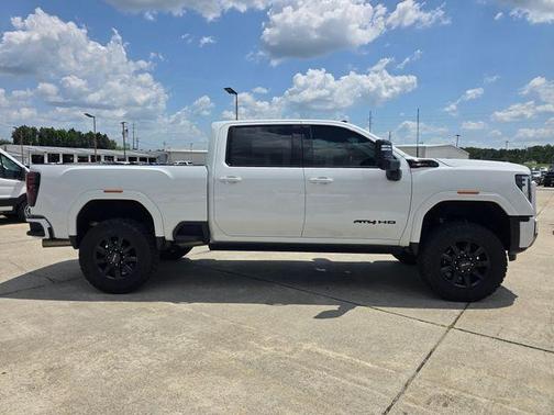 Summit White 2024 GMC Sierra 2500 AT4