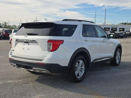 White Metallic 2022 Ford Explorer XLT