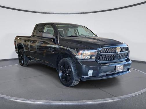 Brilliant Black Crystal Pearlcoat 2019 RAM 1500 Classic Express