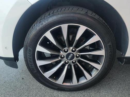 White Platinum 2019 Lincoln Navigator Select