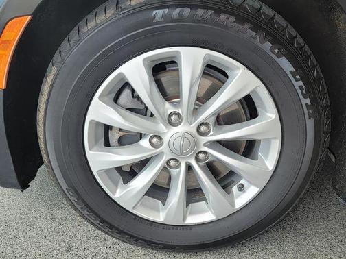 Brilliant Black Crystal Pearlcoat 2017 Chrysler Pacifica Touring-L