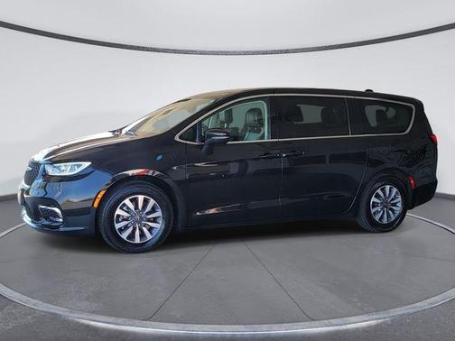 Brilliant Black Crystal Pearlcoat 2023 Chrysler Pacifica Hybrid Touring L