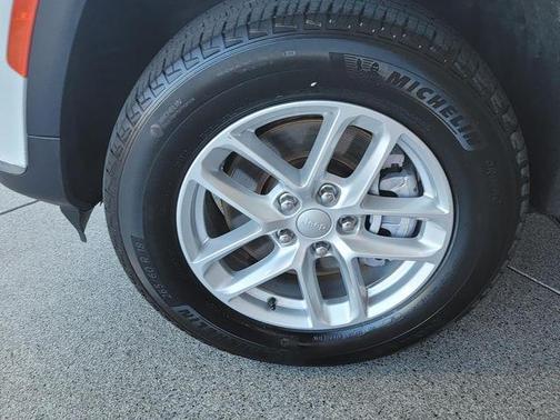 Bright White Clearcoat 2024 Jeep Grand Cherokee L Laredo