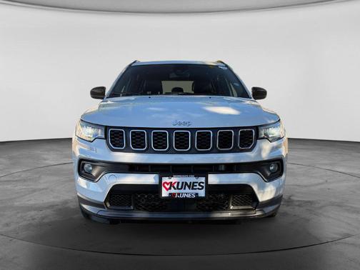 Bright White Clearcoat 2024 Jeep Compass Latitude