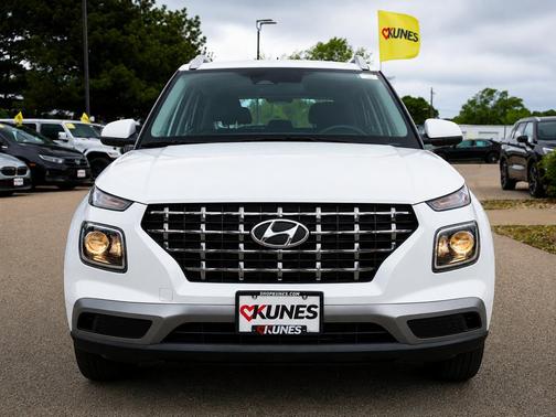Lunar White 2025 Hyundai VENUE SEL