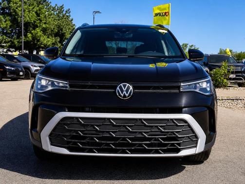 Deep Black Pearl 2025 Volkswagen Taos 1.5T SE