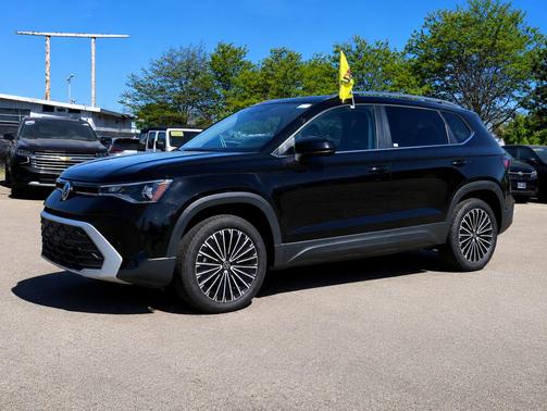 Deep Black Pearl 2025 Volkswagen Taos 1.5T SE